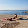 Celebración del solsticio de otoño: Práctica de los 108 Saludos al Sol en uno de los espigones de Barcelona