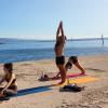 Celebración del solsticio de otoño: Práctica de los 108 Saludos al Sol en uno de los espigones de Barcelona