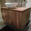 Mueble de baño chapado en madera