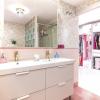 Baño principal con ducha y bañera y salida al vestidor