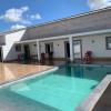 Zona de ocio con piscina, porche de obra, cuarto de baño y sala de depuradora. 