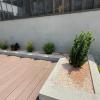 Posterior plantado de plantas i  decorado de jardineras