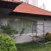 Limpieza de tejado y renovación de fachada con pintura impermeable