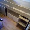 Armado de cama con mesa de estudio y escaleras, utilizando destornillador de estrella y llaves Allen. 