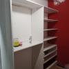 Colocación baldas y cajones cortados a medida en profundidad.