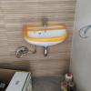 Montaje de lavabo de servicios