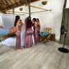 Damas vistiendo a la novia