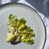 Ensalada fresca de cogollo con helado de AOVE y salsa de manzanas