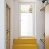 Pintada de escalera de amarillo y pared blanca .