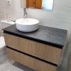 Colocación de mueble anclado a muro en baño. Colocación de lavabo sobre encimera.