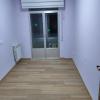 Una habitación pintada con color lila tras quitar el gotele y lucir sus paredes