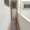 Pintar la entrada en un patio tras la reparación de los soportes
