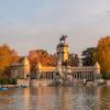 Estanque de El Retiro con monumento a Alfonso XII en un atardecer navideño