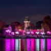 Estanque de El Retiro con monumento a Alfonso XII con las luces de Navidad