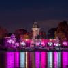 Estanque de El Retiro con monumento a Alfonso XII con las luces de Navidad