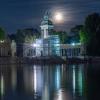 Estanque de El Retiro con monumento a Alfonso XII durante la última superluna azul de verano