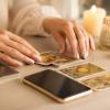 Lectura de tarot por teléfono en un entorno tranquilo y profesional.
