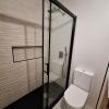 Baños con hornacinas y ducha empotrada