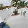 Terminado el muro con decoración de grava blanca en el jardín