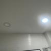 Moviendo a punto de luz al centro del baño y pintando de verde el techo y anulando los dos alumbrados existentes