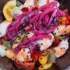 Salpicón agridulce de langostinos con nísperos y cebolla encurtida