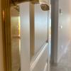 Pintura esmalte en puerta de madera con rodillo y pincel