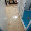 Realizando mantenimiento del baño