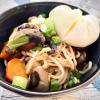 Fideos con verdura, caldo y poche