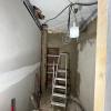 Baño con mocheta para el piso superior y baldas para la ducha