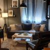 pintura, papel pintado, lámpara, mesa montaje de muebles y decoración de salón e