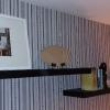 instalación de papel pintado baldas y decoración de salón
