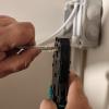 Técnico crimpando un cable de datos a un conector RJ45 para instalación de red segura y eficiente.