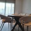 Decoración comedor en Fuengirola. Mesa redonda extensible madera de roble,