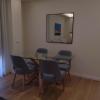 Comedor mesa de cristal, patas de madera, sillas tapizadas tono azul, espejo metálico