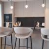 Decoración cocina-office con iluminación decorativa suspendida