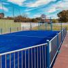 Montaje de césped deportivo para pista multideporte