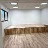 Instalacion de escenario escuela de música con parquet laminado con