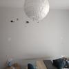 Antes. Pared con desconchones y restos de pegamento.