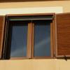 Ventanas con mosquitera y persiana mallorquina color madera