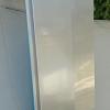 Techo en aluminio con canal de recolección incorporado para portón exterior