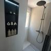 Ducha de obra con hornacina negra iluminada con LED y rociador de techo en Reus - LUCMAR URBA