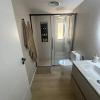 Baño reformado en Reus con mampara de perfil negro, hornacina LED y suelo efecto madera - LUCMAR URBA