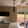 Cocina abierta con península porcelánica y salida al patio en Reus - LUCMAR URBA