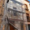 Fachada con andamio y malla de protección durante su rehabilitación - LUCMAR URBA