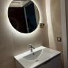 Lavabo integrado y espejo LED en un baño reformado en Reus - LUCMAR URBA