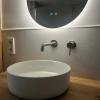Lavabo sobre encimera de madera con grifo empotrado y espejo LED en Reus - LUCMAR URBA