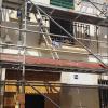 Andamio montado para la rehabilitación de la fachada de una casa antigua - LUCMAR URBA