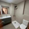 Baño después de la reforma, con plato de ducha, mueble suspendido y espejo LED - LUCMAR URBA