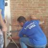 Equipo de LUCMAR URBA midiendo e instalando junto a una pared de ladrillo visto - LUCMAR URBA