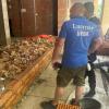 Equipo de LUCMAR URBA levantando tabiquería de ladrillo en la reforma de un local - LUCMAR URBA